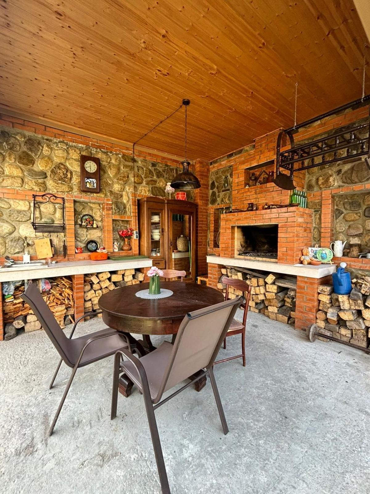Verona Apartment Dushet'i Bagian luar foto